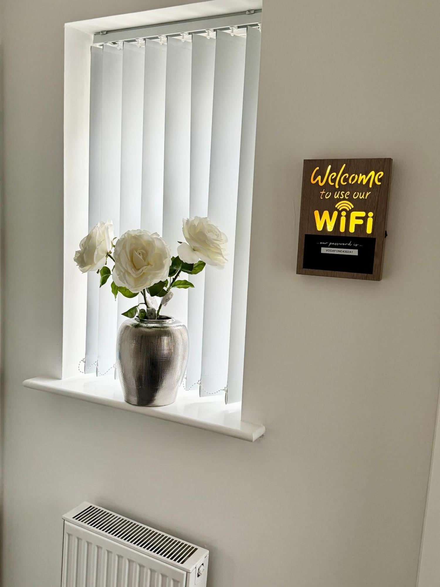 Harmony House 3 Bedroom New Build For Families, Contractors, Black Country Museum Sleeps 6 ティプトン エクステリア 写真