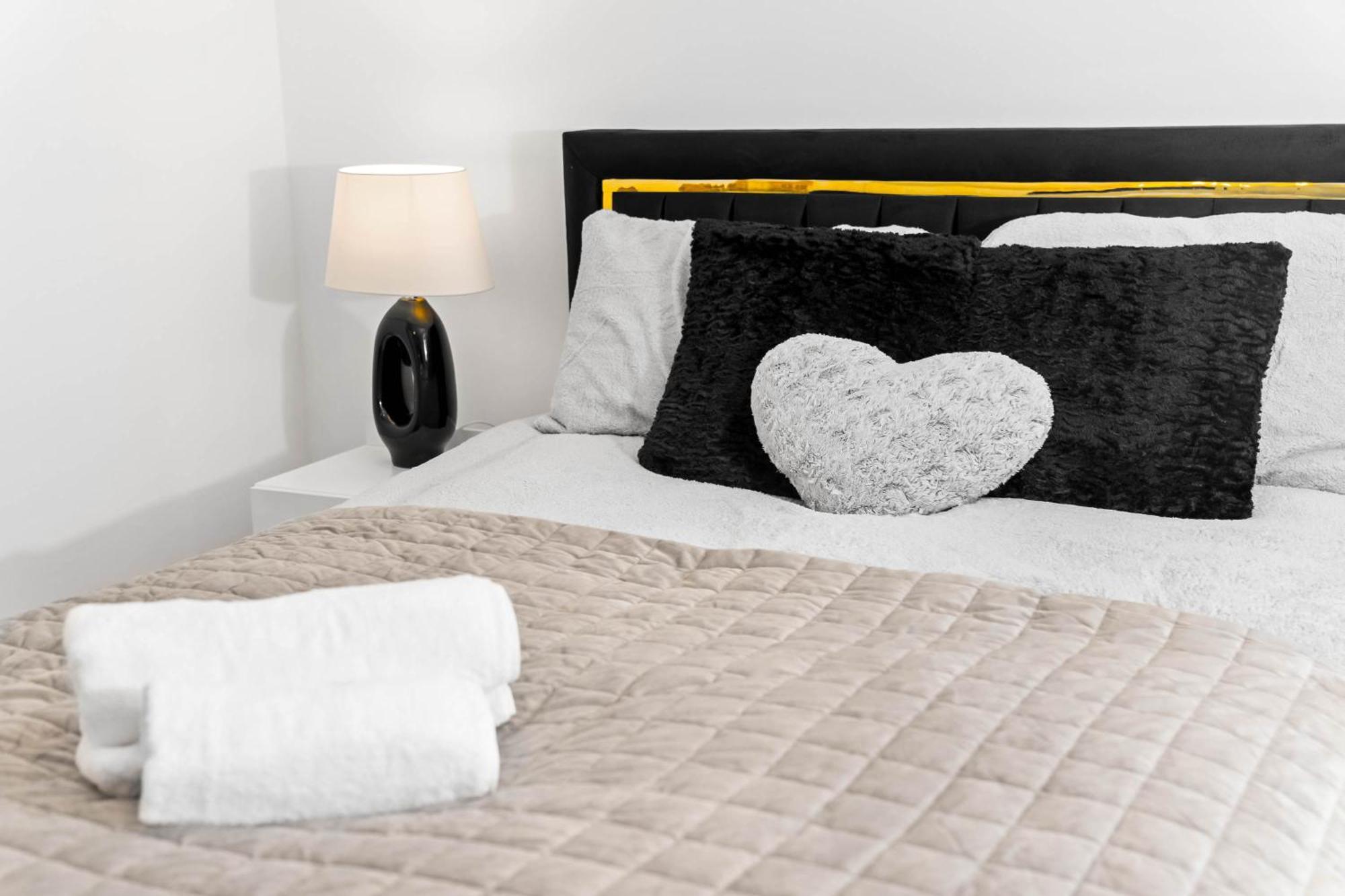 Harmony House 3 Bedroom New Build For Families, Contractors, Black Country Museum Sleeps 6 ティプトン エクステリア 写真